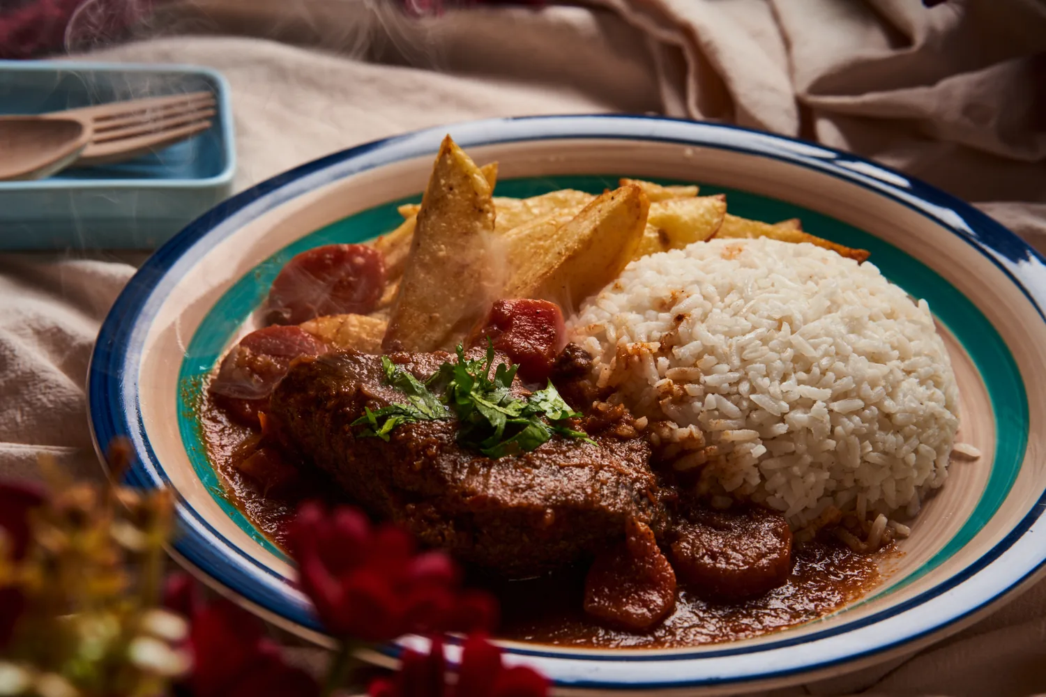 Fotografía gastronómica real de Comedor El Nano — plato humeante recién servido, producción ROCALDE