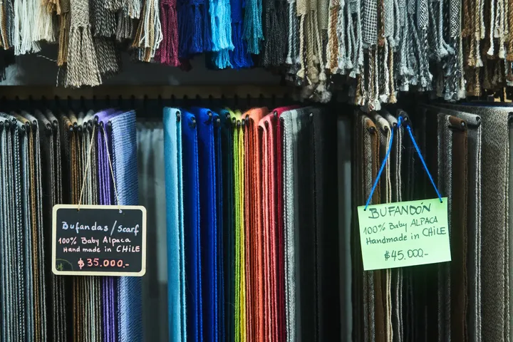 Fotografía de producto — detalle textil de negocio local