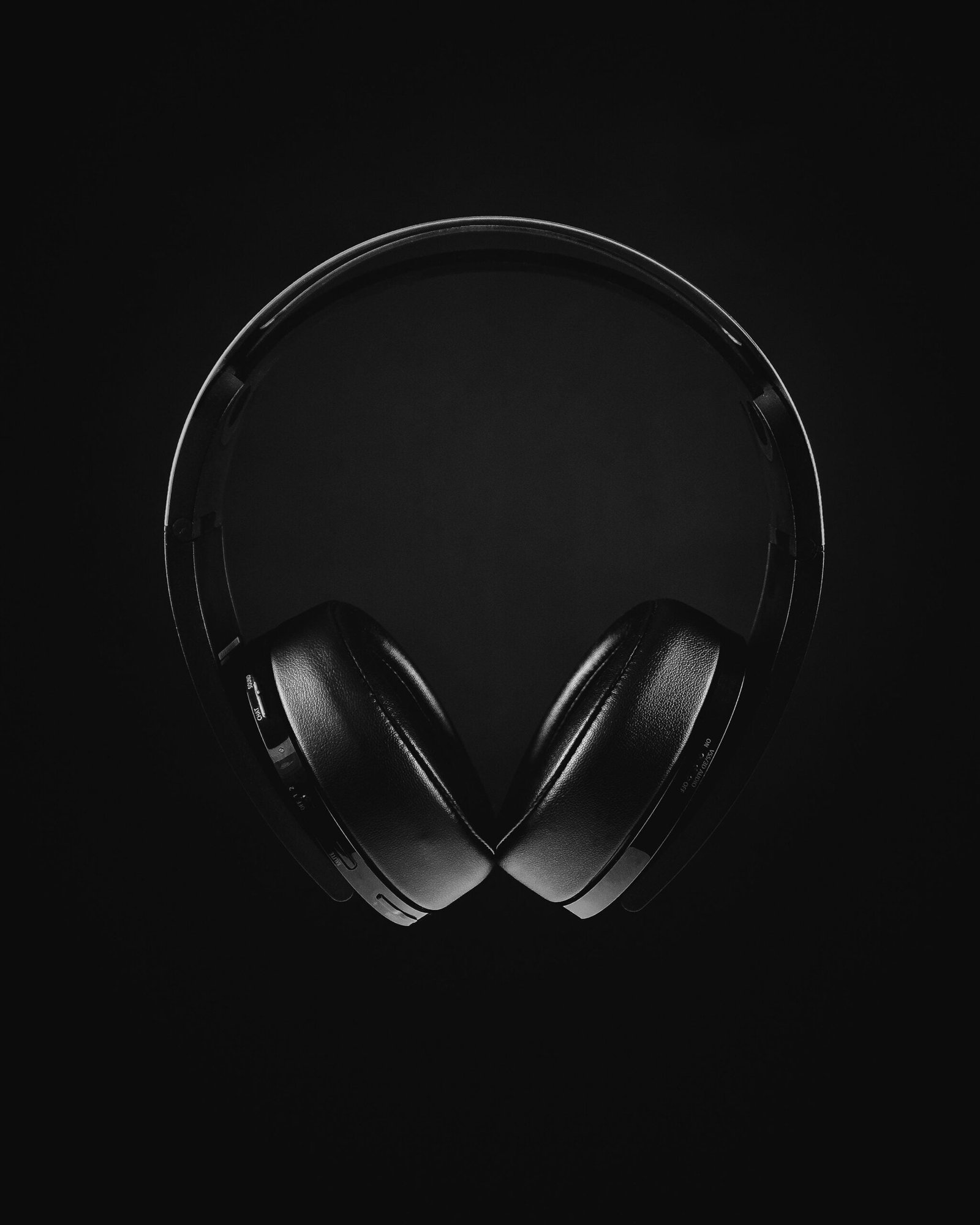 Cómo planificar y grabar videos de producto que generen conversiones 1 black and white photo of headphones