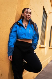 Sesión editorial streetwear en exterior para marca personal, moda urbana y contenido visual. Fotografía editorial de moda urbana con chaqueta azul en exterior