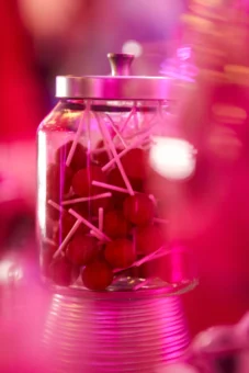 Detalle de montaje, color y ambientación para evento de marca. Detalle de montaje decorativo con dulces en evento y activación de marca