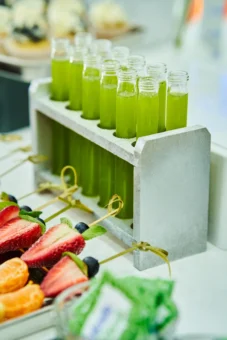 Fotografía Profesional ROCALDE 5 Detalle de bebidas y frutas en catering corporativo para activación de marca