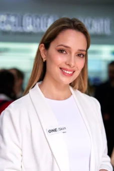 Fotografía Profesional ROCALDE 4 Retrato profesional de anfitriona en evento de estética y activación de marca