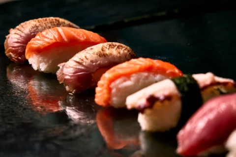 Fotografía gastronómica de sushi para restaurantes, cartas digitales y contenido comercial. Fotografía gastronómica de nigiri sushi sobre superficie oscura con iluminación lateral