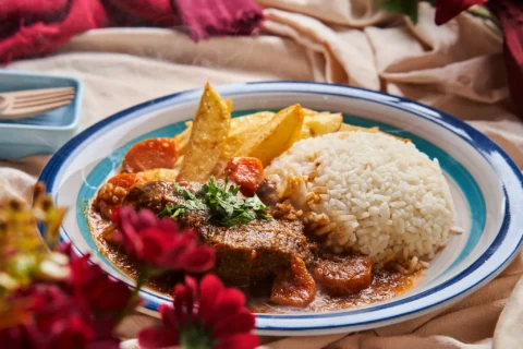 Fotografía gastronómica para restaurantes, menús y contenido comercial de comida casera. Fotografía gastronómica de plato casero con arroz, carne, papas y salsa