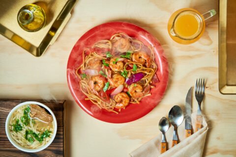 Fotografía gastronómica cenital para restaurantes, cartas digitales y contenido comercial. Fotografía gastronómica cenital de plato de pasta con camarones y montaje de mesa