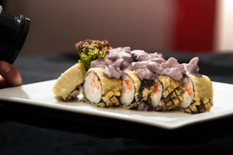 Fotografía gastronómica de sushi para cartas digitales, redes sociales y contenido comercial. Fotografía gastronómica de sushi rolls servidos en plato blanco con fondo oscuro