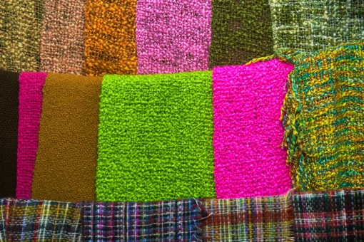 Detalle de materiales y textiles para fotografía comercial de negocios locales. Fotografía profesional de lanas y textiles de colores en negocio local