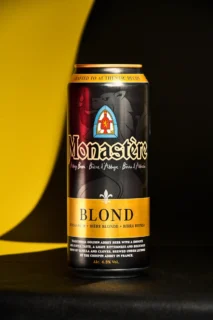 Fotografía Profesional ROCALDE 14 Fotografía profesional de lata de cerveza artesanal Monastère Blond con iluminación de estudio