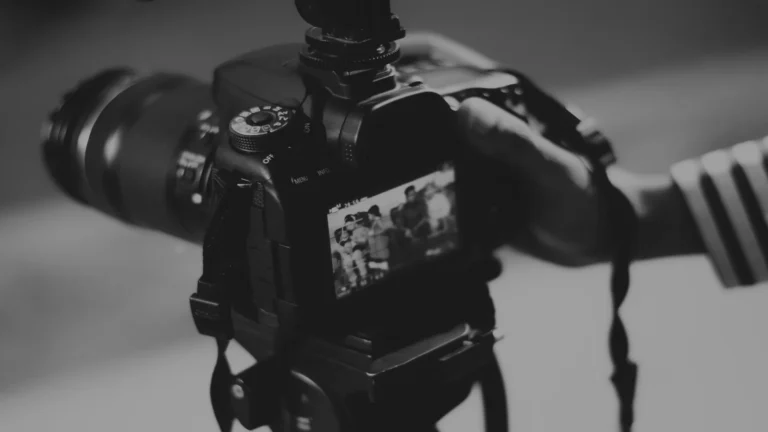 Errores Comunes en Fotografía y Videografía: Ajustes de Parámetros de la Cámara 6 camara profesional en blanco y negro