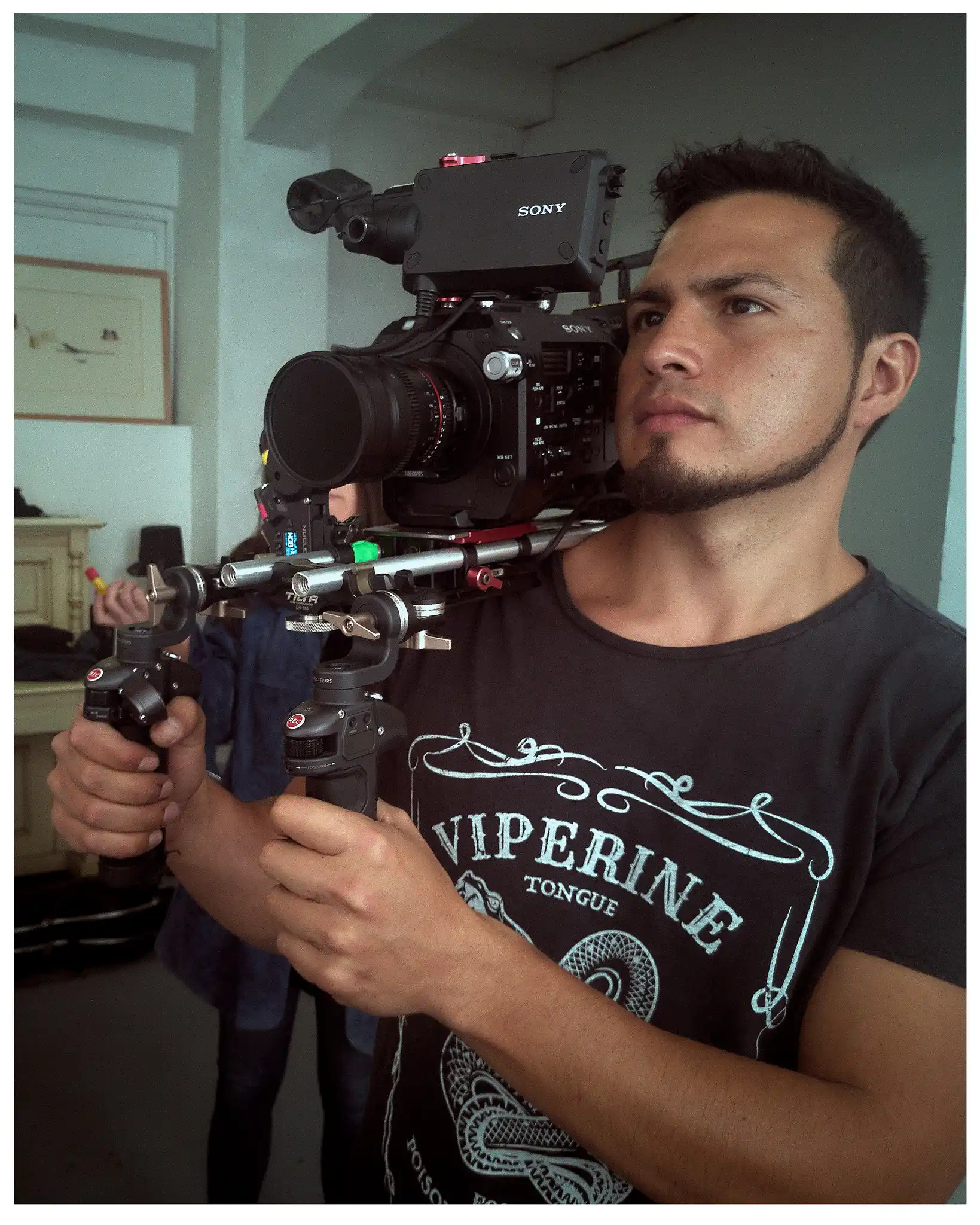 Rodrigo Calderón trabajando con cámara profesional en producción audiovisual